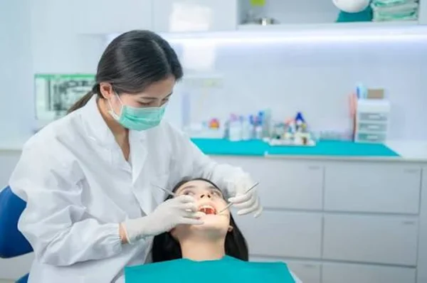 Veneers for Discoloration vs Teeth Whitening: How Dentists Decide